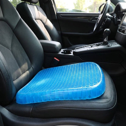 Coussin en gel nid d’abeille posé sur le siège conducteur d’une voiture