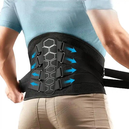Personne ajustant les sangles d'une ceinture lombaire noire, vue de dos