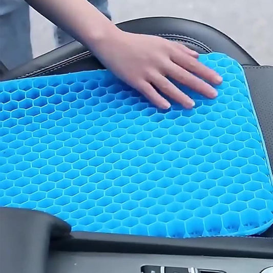 Gros plan d'un coussin bleu alvéolé posé sur un siège de voiture