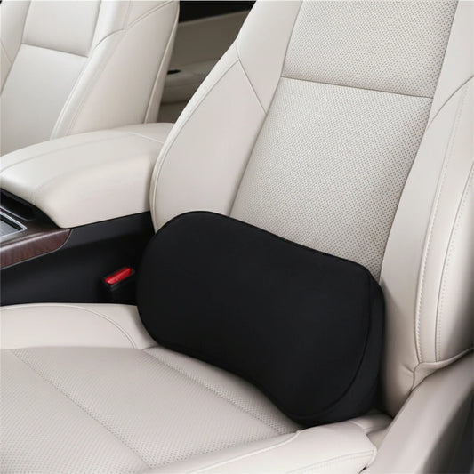 Coussin lombaire noir placé dans le creux du dossier d'un siège de voiture