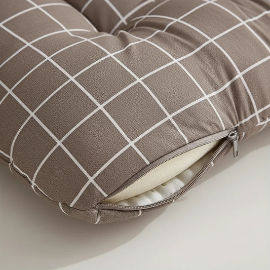 Gros plan de la surface matelassée d'un coussin d'assise et de dossier gris