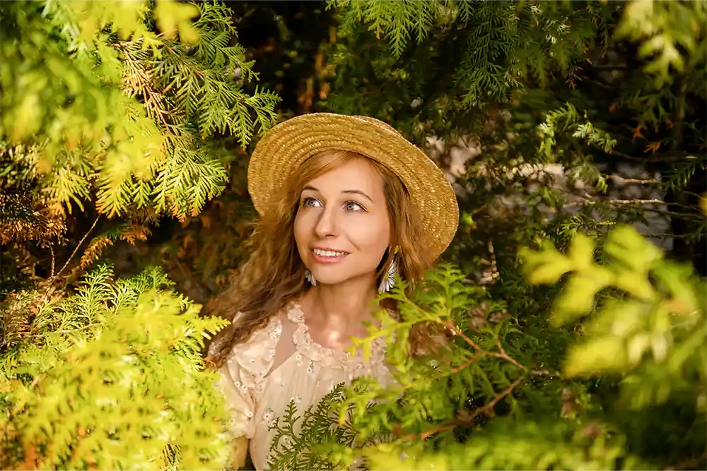 Femme de 50 ans sereine, illustrant le bien-être pendant la ménopause grâce à des solutions naturelles