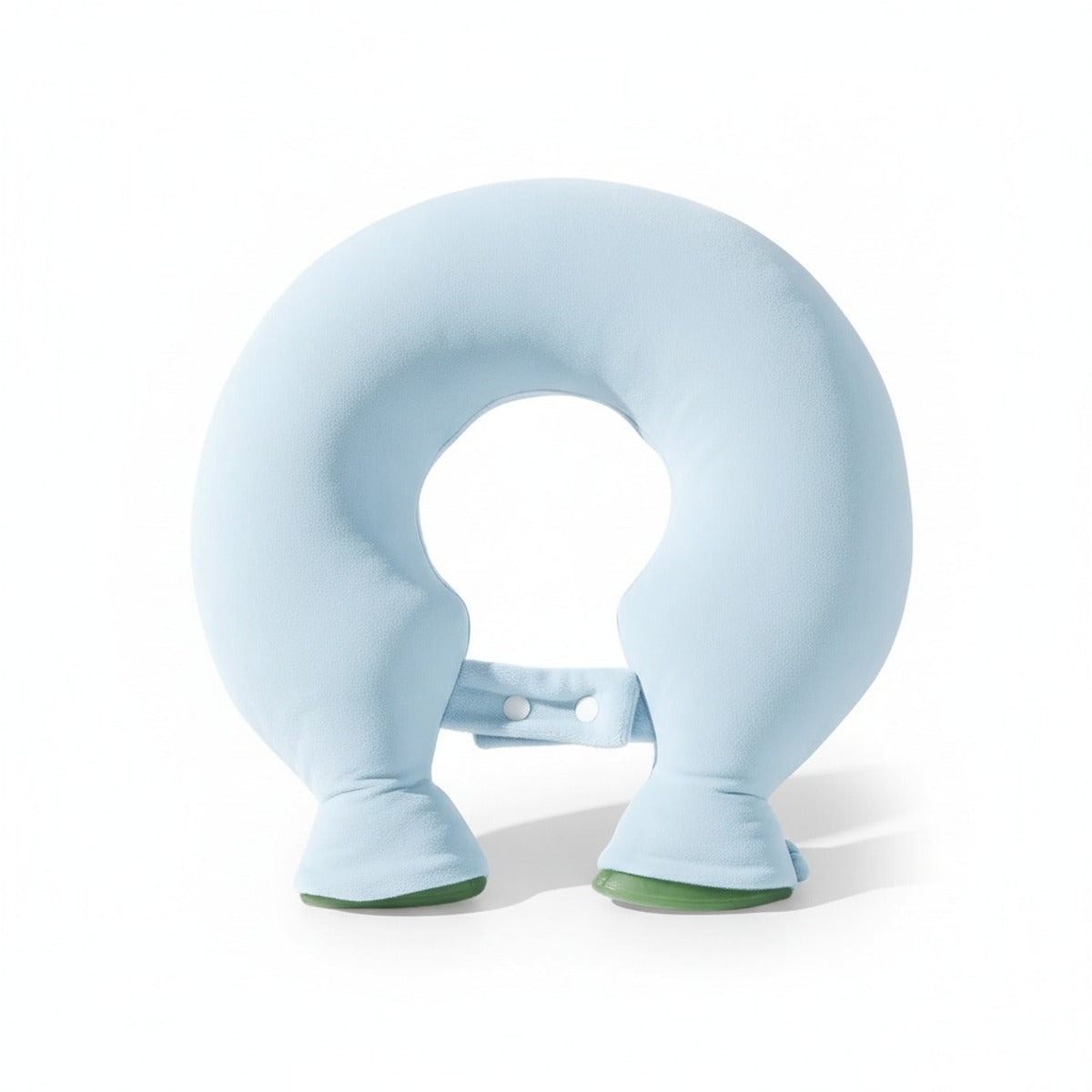 Bouillotte cervicale en U, housse peluche bleu ciel et patte à pressions, sur fond blanc