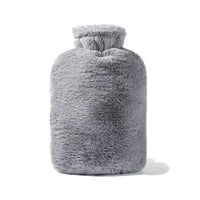 Bouillotte 2 L à housse en fausse fourrure grise, sur fond blanc