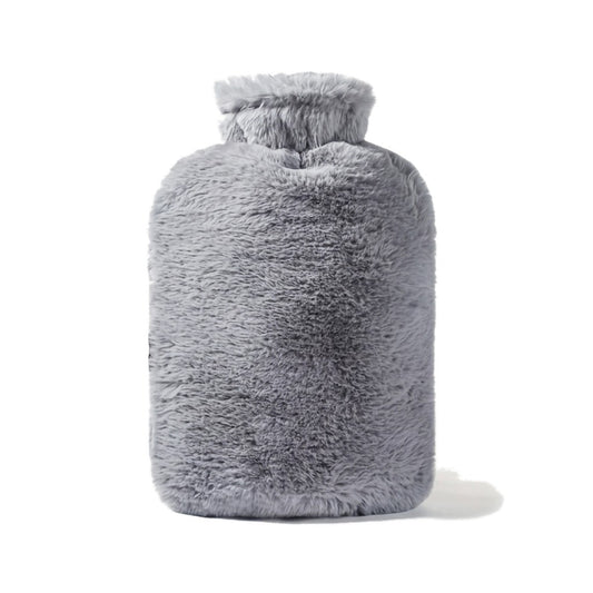 Bouillotte 2 L à housse en fausse fourrure grise, sur fond blanc