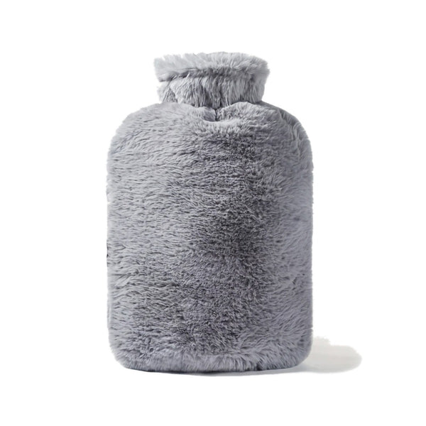 Bouillotte 2 L à housse en fausse fourrure grise, sur fond blanc