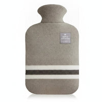 Bouillotte 2 L dans sa housse tricotée taupe à col roulé, sur fond blanc