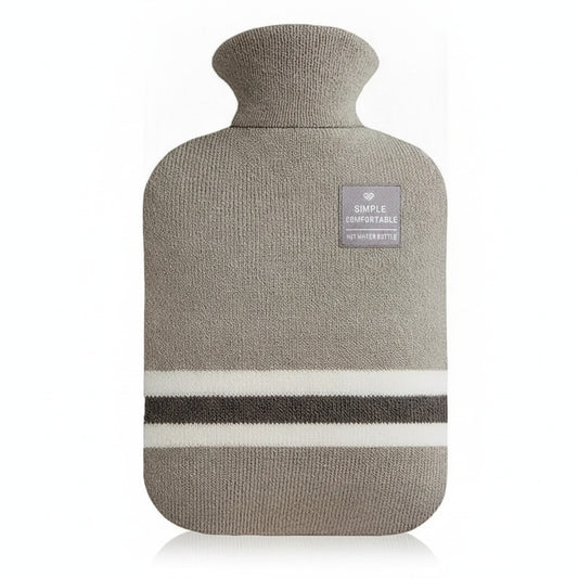 Bouillotte 2 L dans sa housse tricotée taupe à col roulé, sur fond blanc