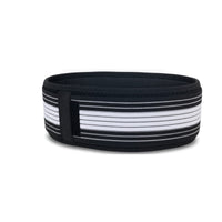 Ceinture sacro-iliaque noire à deux bandes élastiques blanches, fermée en boucle, sur fond blanc