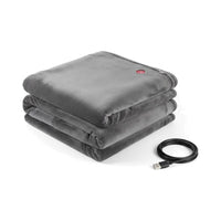 Châle chauffant USB gris anthracite en flanelle, plié, câble USB à côté, sur fond blanc