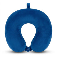 Coussin de voyage en U en velours bleu avec bouton-pression, sur fond blanc
