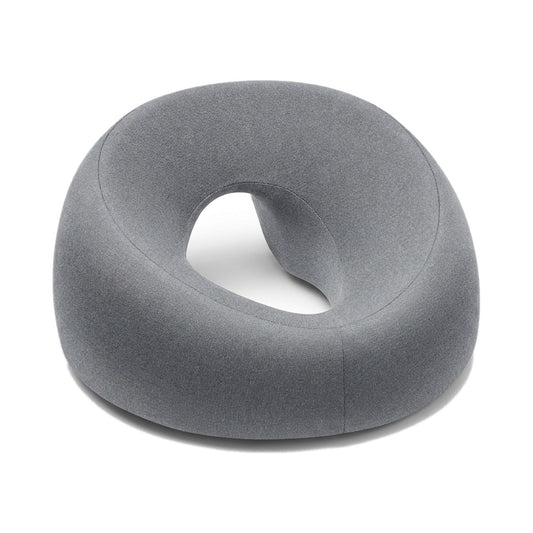 Coussin face vers le bas gris en mousse à mémoire de forme, ouverture pour le visage, sur fond blanc