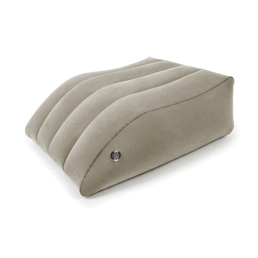 Coussin gonflable en pente gris, toucher velours, sur fond blanc