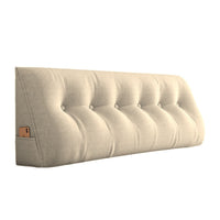 Coussin de relax triangulaire beige, dossier capitonné en velours avec poche latérale, sur fond blanc