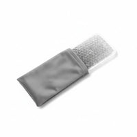 Coussinet à perles de gel transparentes à moitié glissé dans sa housse grise, sur fond blanc