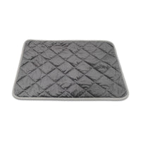 Tapis auto-chauffant pour chat gris, matelassé, sur fond blanc