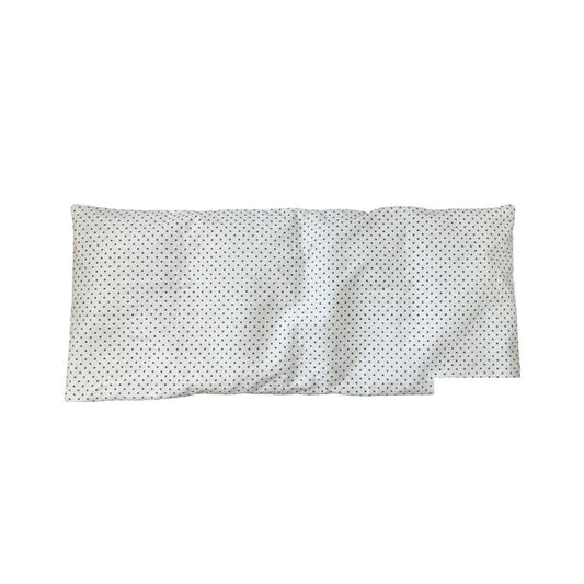 Bouillotte sèche aux noyaux de cerise écrue à petits pois, sur fond blanc