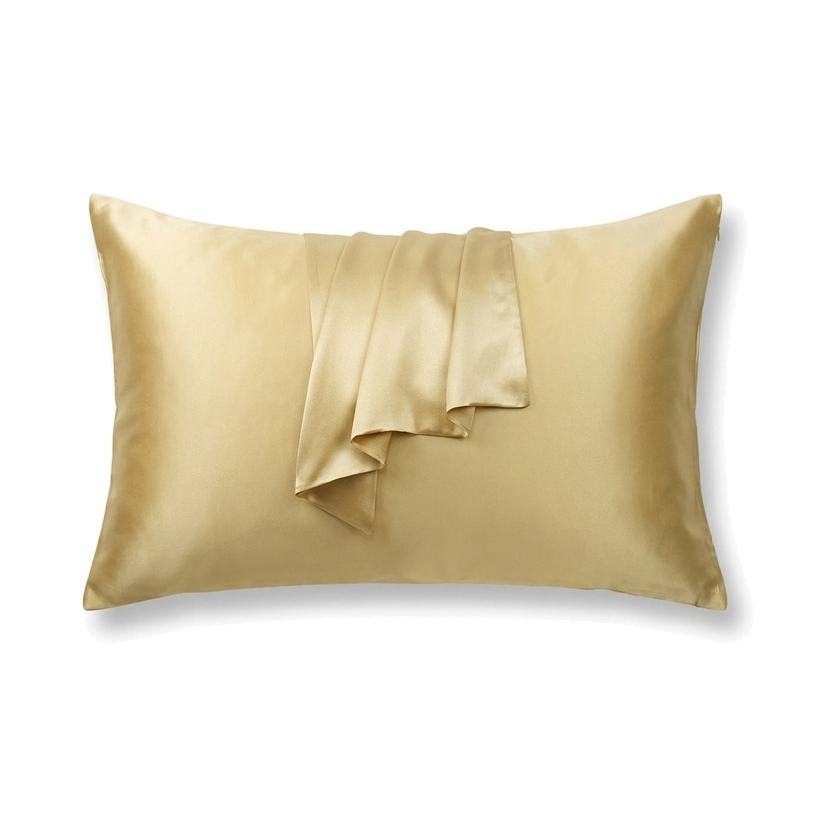 Taie d’oreiller en soie double face champagne sur un oreiller, sur fond blanc