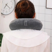 Coussin de voyage en U gris porté autour du cou, vue de dos