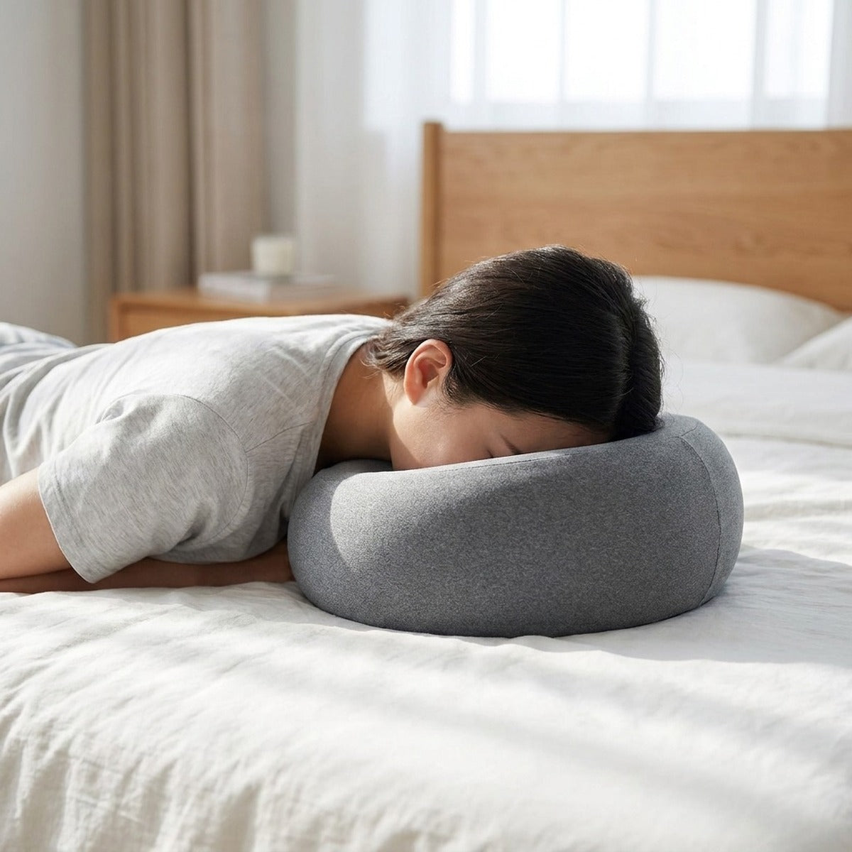 Mise en situation : allongé sur le ventre, le visage dans l'ouverture du coussin