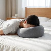 Mise en situation : allongé sur le ventre, le visage dans l'ouverture du coussin