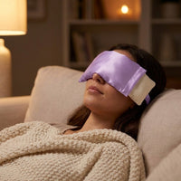 Mise en situation : le soir sur le canapé, coussin lavande posé sur les yeux