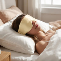 Mise en situation : femme endormie portant le masque en soie champagne