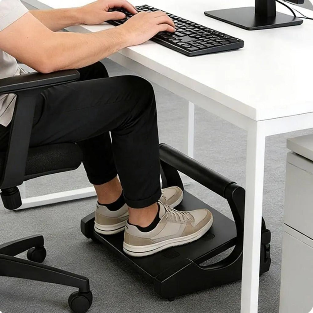 Pieds posés sur le repose-pieds réglable noir sous un bureau