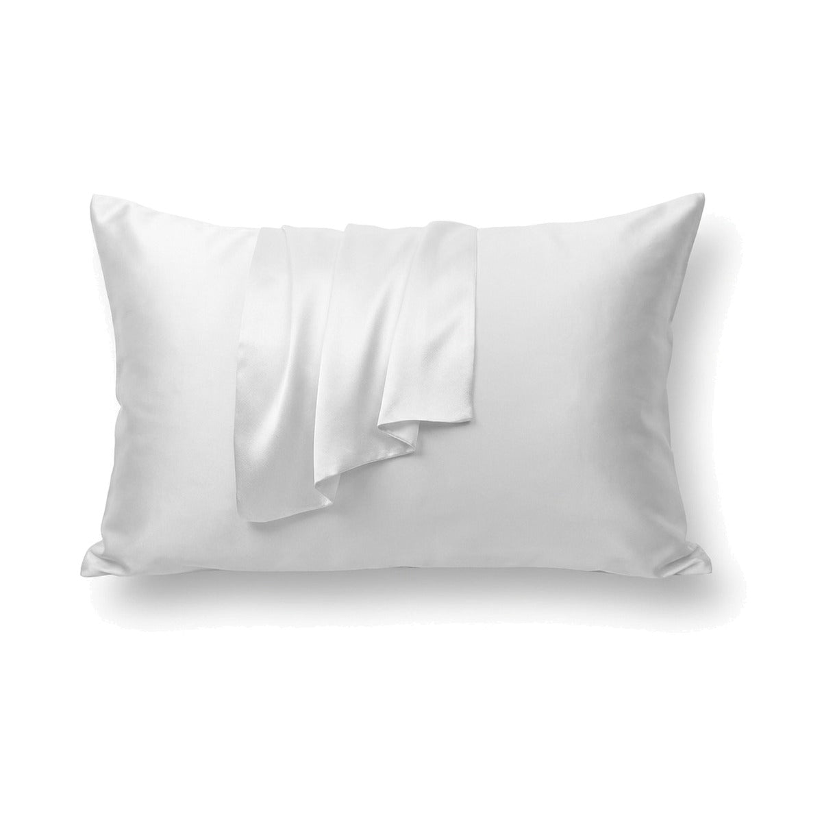 Taie d’oreiller en soie double face blanche sur un oreiller, sur fond blanc