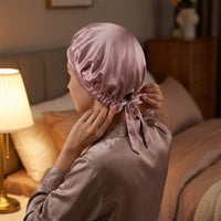 Mise en situation : le soir, nouage du ruban du bonnet en soie rose