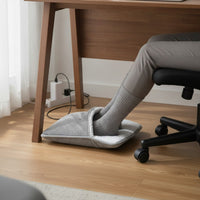 Mise en situation : pieds au chaud dans le chauffe-pieds sous un bureau