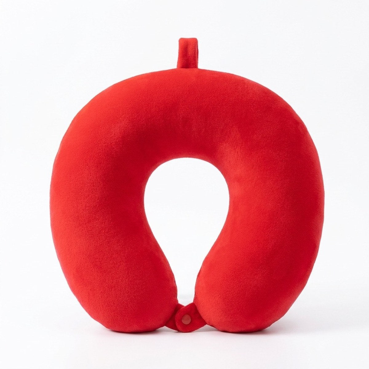 Coussin de voyage en U en velours rouge sur fond blanc