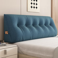Le coussin de relax bleu marine contre la tête de lit