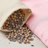 Détail : sachet intérieur ouvert sur les perles d'argile et les fleurs de lavande séchées
