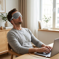 Mise en situation : pause au bureau avec le masque chauffant branché sur l'ordinateur portable