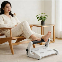 Jambes allongées sur la barre du repose-pieds réglable blanc, depuis un fauteuil