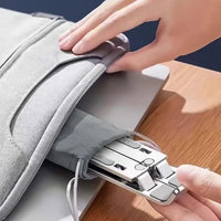Support plié glissé dans sa housse en tissu, puis dans une sacoche d'ordinateur