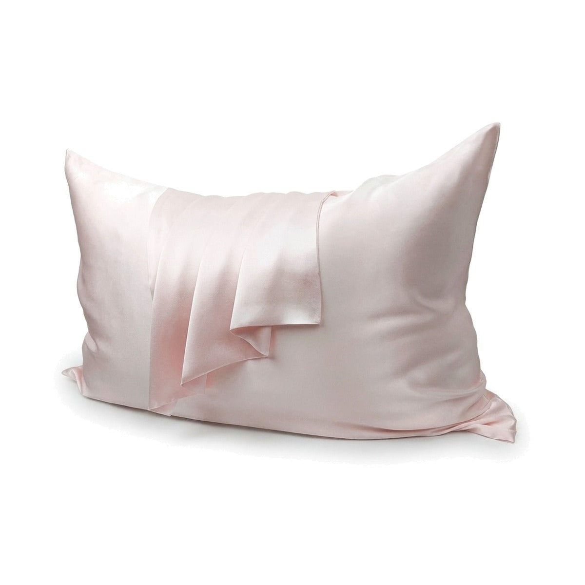 Taie d’oreiller en soie double face rose poudré sur un oreiller, sur fond blanc