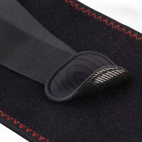 La matière surpiquée et la fermeture à scratch de la ceinture