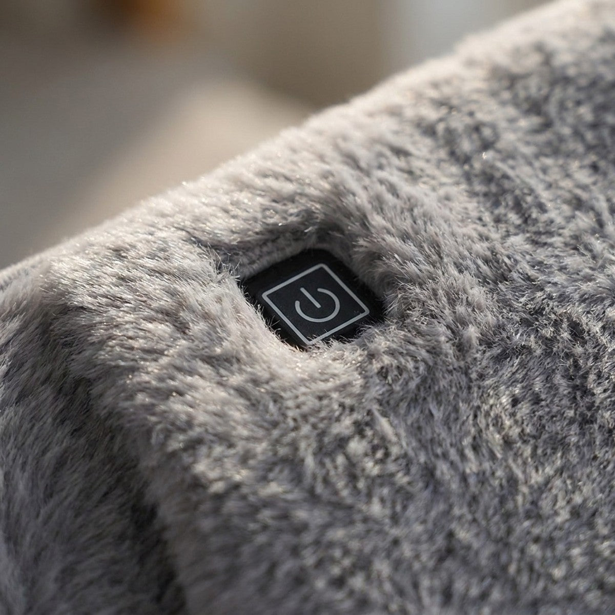 Détail : peluche à poils longs et bouton de chauffe