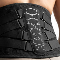 Détail : panneau dorsal à motif hexagonal, sangles de serrage dans leurs anneaux métalliques et maille 3D