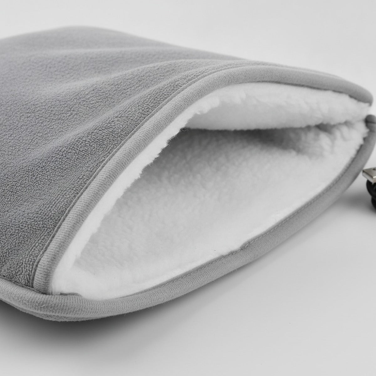 Détail : doublure sherpa blanche à l'intérieur de la poche en flanelle grise
