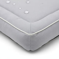 Détail : tissu Oxford serré, gouttes d'eau qui perlent, bord rembourré et passepoil blanc