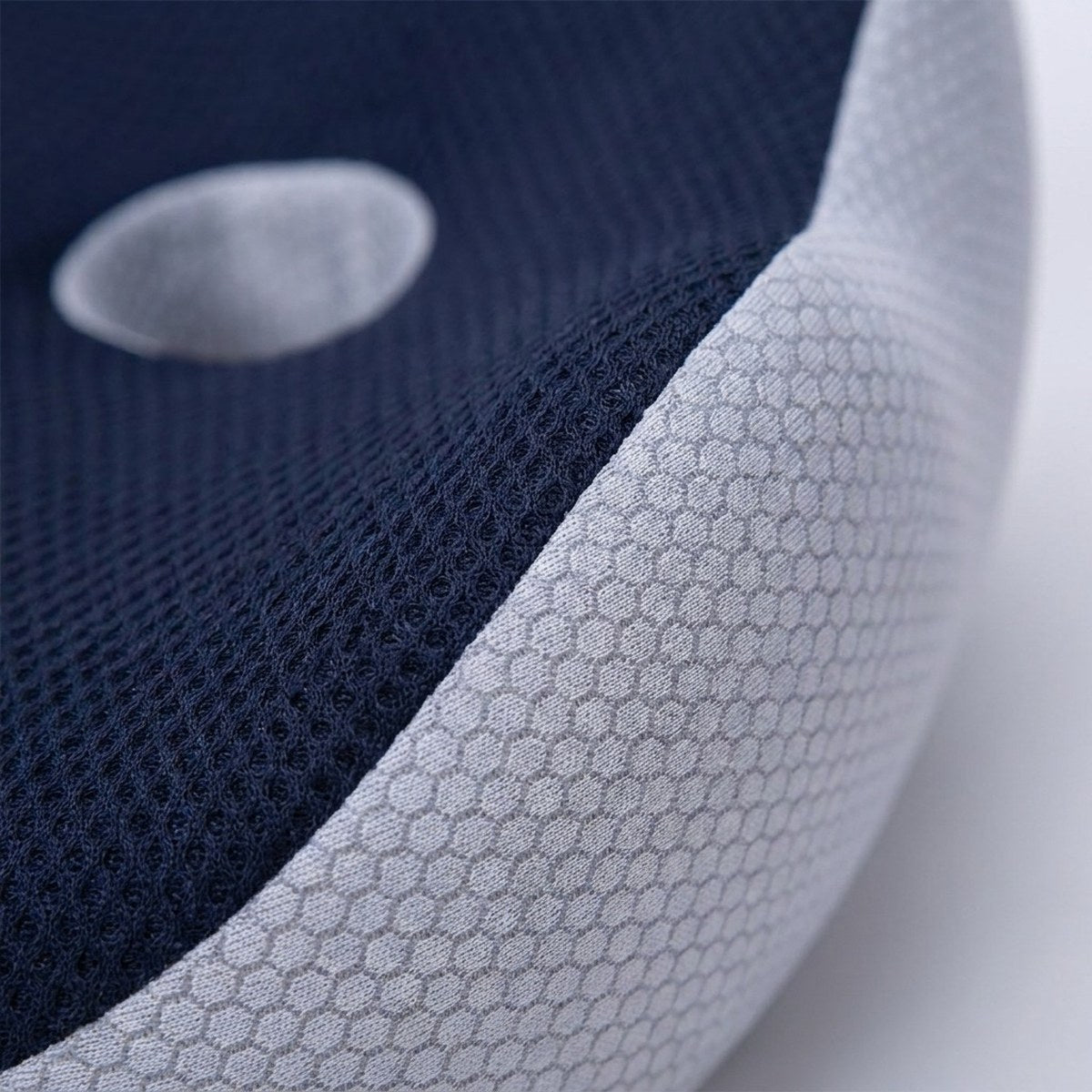 Gros plan sur la maille 3D aérée et les flancs alvéolés du coussin ErgoSeat