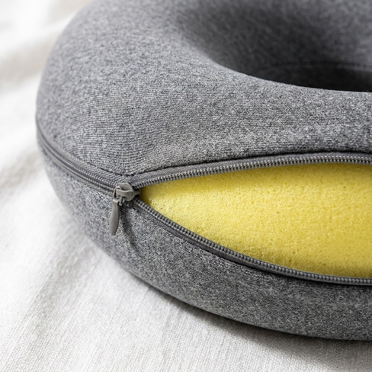 Détail : housse zippée ouverte sur la mousse à mémoire de forme