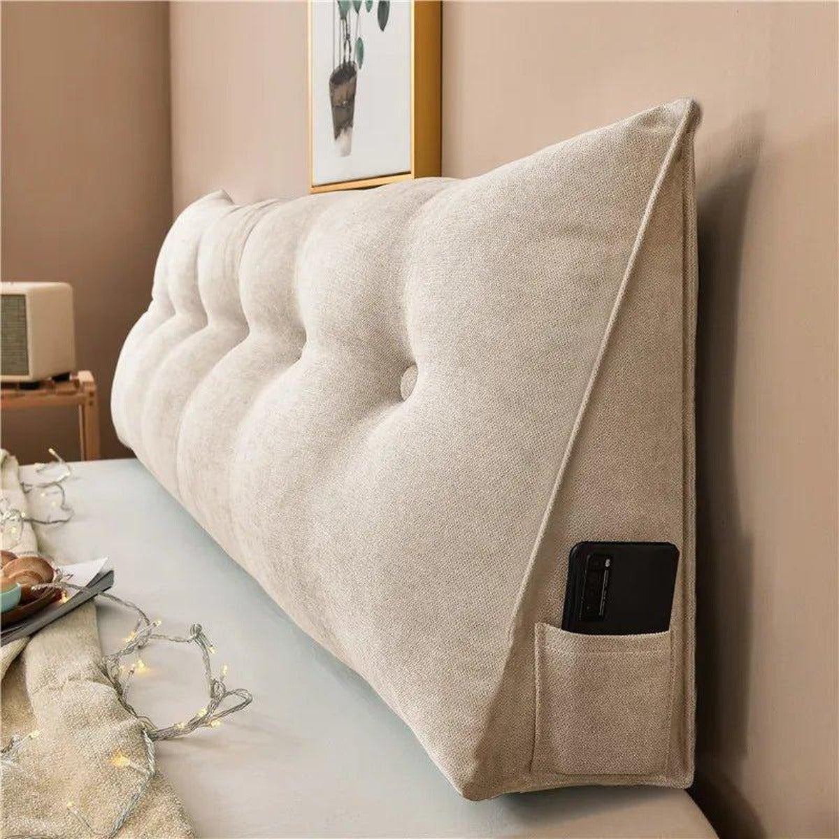 La poche latérale du coussin, assez grande pour un téléphone ou une télécommande