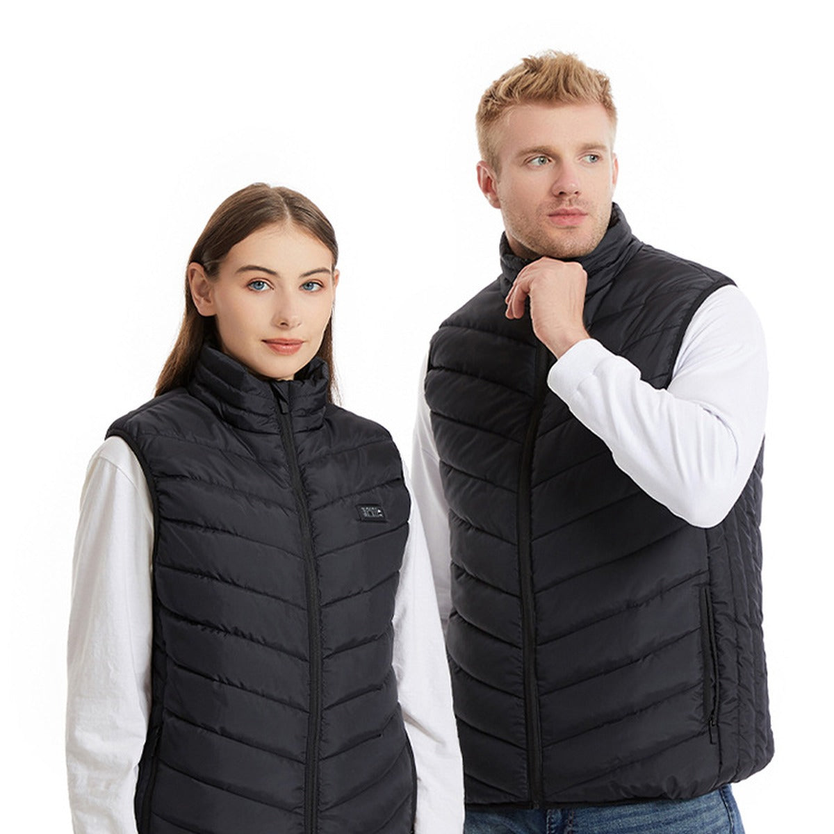 Gilet chauffant noir porté par une femme et un homme