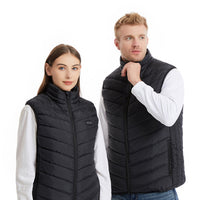 Gilet chauffant noir porté par une femme et un homme