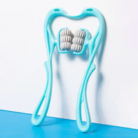 Masseur de nuque turquoise posé contre un mur