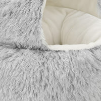 Détail : peluche du rebord et coussin intérieur crème